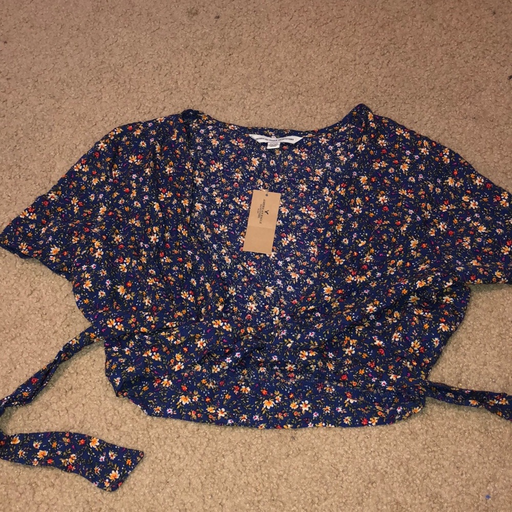 AMERICAN EAGLE TIE FRONT CROP TOP